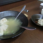 海洋 - ＜２０１３年１０月＞　玉ねぎたっぷりのスープも良い味わいで美味しい。ワンタンはプリップリしていますよ。
