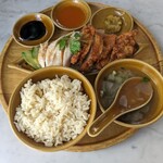 シンガポール海南鶏飯 - ハーフ&ハーフ　@1000 揚げのほうが好き。蒸しの胸肉はしっっっとり　ご飯少ないけどお代わり1杯無料だと。