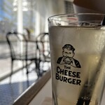 THE CHEESE BURGER - グラスにはチーズバーガー坊や