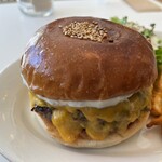 THE CHEESE BURGER - バンズはカリッとトーストされています。