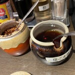 肉汁水餃子餃包 - 塩ごま油と奥は唐辛子