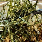 元祖 牛肉そばつけ麺 為セバ成ル。 - 麺の上の刻み海苔と白髪ネギを