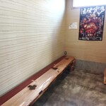 中華そば ひらこ屋 - 店内の待ちベンチ