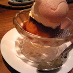 キッチン ククゥ - 横から見ると…かぼちゃプリンonアイス(お皿のおたまじゃくし柄も注目デス☆)