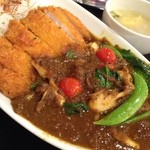 ヘイゾーダイニング - カツカレーに野菜載せ。ご飯大盛り。