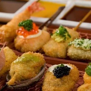 旬の食材を中心にした串料理にキャビア、ウニなどトッピングで❣