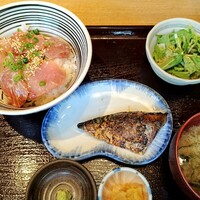ぎんざ 阿吽 - ブリのごま漬け丼とサバ塩焼き