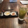 舶来屋 - お通し、緑茶ハイ