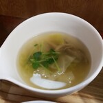 キッチン ブルー グローブ - 白菜スープのアップ