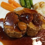 キッチン ブルー グローブ - ポシェの上に、いちじくが乗ってます