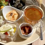 Ease - 色々野菜のピクルス/ ラタトゥイユ/ スープ    牛出汁のスープが美味しかったです。