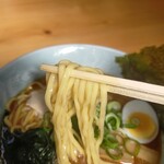 御食事処 おれんぢ - 味噌ラーメン、麺持ち上げ