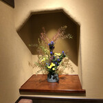 人形町今半 - 季節の生花がいつも美しい