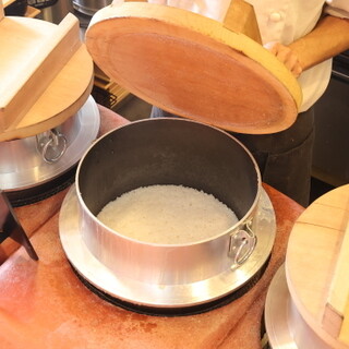 【店內精米】 可以品嘗到剛做好的美味的小鍋什錦飯