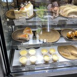 ペチカスケマサコーヒー - ショーケースの中のケーキたち