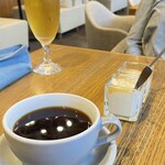 ESPRESSO D WORKS - モーニングのモモのジュレのヨーグルト
      セットのコーヒー