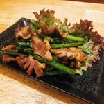 Izakaya Bu Suta - 砂肝とニンニクの芽の黒胡椒炒め