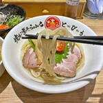 Yakiagoniboshira-Men Tobiuo - 麺は『あご出汁の昆布水』に浸かっているので、そのままでも食べられます