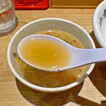 Yakiagoniboshira-Men Tobiuo - 焼きあごの香ばしい風味と帆立や浅利の旨味でとても美味しいスープ
