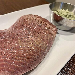 【名物！bigハツステーキの香草バター】ジューシーな食べ応え