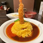 洋食亭 おおはし - オムライスと海老フライ デミチリソース 
を注文。味噌汁とサラダ付き