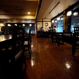 ２面大きな窓のテーブル席とお座敷！ゆったり開放感