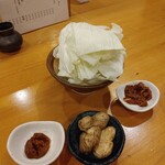 Aburiya Fudo - キャベツと落花生の塩茹で