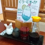 Soba Takano - テーブル席上の調味料他達