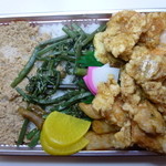 たいあん弁当 - から揚げ山菜弁当、そぼろとわらびがご飯に敷き詰められています。タクアンにかまぼこ、更に見えないけどフライドポテトと卵焼きも入ってます。