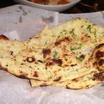 カイバル - ガーリックナン　ガーリックとバターの香り高いナン