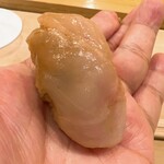 鮨 しゅん輔 - 藁で炙ったキンキ。薬味は柚子胡椒