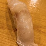 鮨 しゅん輔 - 甘鯛の昆布〆です。軽く煎り酒を塗っています