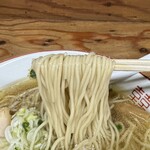 湘南の手前 - 三河屋の細ストレート麺はしなやかな喉ごし