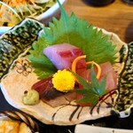 Shinoemon - ◯刺身
                      『マグロ、カンパチ、ツバス』だと話されていた
                      
                      昨日のお店みたいに刺身に脂感の旨味はないけれど
                      キチンとした和食店に来たと思える切り方と飾り方