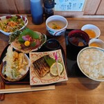 Shinoemon - ●三種盛り定食　1,200円
                      こんなお手頃な金額なのに刺身、天ぷら、焼魚、サラダ
                      小鉢に至るまで凄い量のおかずが付いてる❕
                      
                      しかも品のある美味しい味わいで
                      その量と安さに驚きを隠せないっ❕