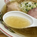 湘南の手前 - 魚介香る清湯スープは豚の旨味が下支えする深い旨味。カエシはまろやかながらしっかりと主張
