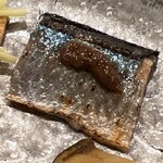 鮨 しゅん輔 - 根室の秋刀魚。皮目を軽く炙って脂を溶かします