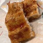 鮨 しゅん輔 - 皮目がパリパリです。これはラッコの大好物！