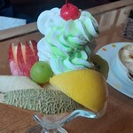 和洋レストラン チロル - 右横から