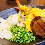 うどん処 おはな - てんぷらぶっかけうどん（990円）