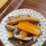Oumi Kaneyasu - サイドの椎茸と揚げかまぼこの煮物