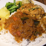 スパイスカフェ - カレー2種 1500円 のライスにエビとポークビンダル2種掛け