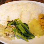 スパイスカフェ - カレー2種 1500円 のライス。ジャガイモ、ほうれん草