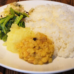 スパイスカフェ - カレー2種 1500円 のライス。ジャガイモ、ほうれん草