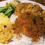 スパイスカフェ - カレー2種 1500円 のライスにエビとポークビンダル2種掛け
