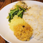 スパイスカフェ - カレー2種 1500円 のライス。ジャガイモ、ほうれん草