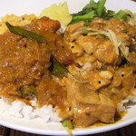 スパイスカフェ - カレー2種 1500円 のライスにエビとポークビンダル2種掛け