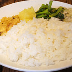 スパイスカフェ - カレー2種 1500円 のライス。ジャガイモ、ほうれん草