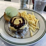 Shake tree DINER - 色々なチーズを盛り込んでいただいたバーガー！！