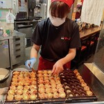 たこ焼 十八番 - 焼き焼き〜
            良いタイミングで入店しないと待たされますよ♪